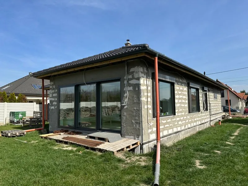 Hrubá stavba bungalovu z pórobetónu, pohľad zo záhrady