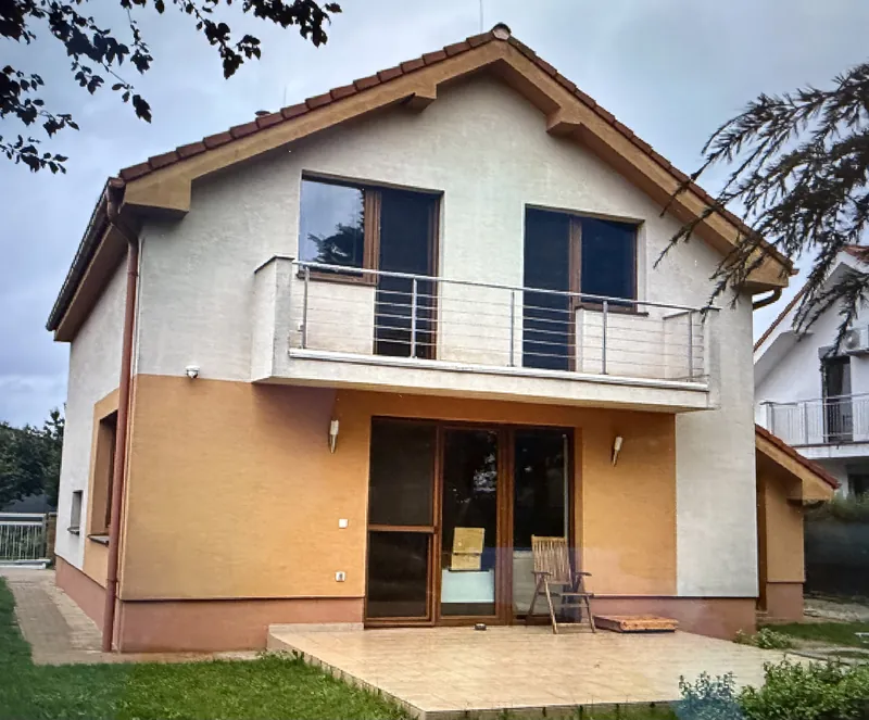 Pôvodná dvojfarebná fasáda staršieho domu s balkónom pred obnovou