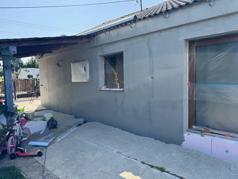 Bočná stena domu s výstužnou vrstvou a pripravenými osteniami okien