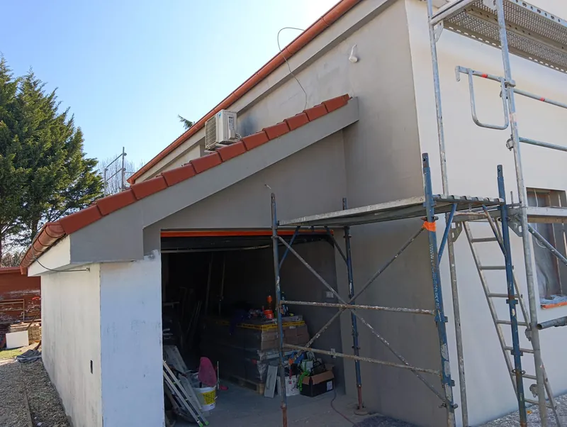 Garáž staršieho domu v lešení s výstužnou vrstvou pred finálnou omietkou