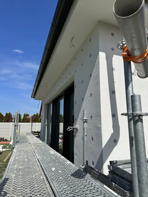 Detail rohu domu s polystyrénom a tanierovými hmoždinkami