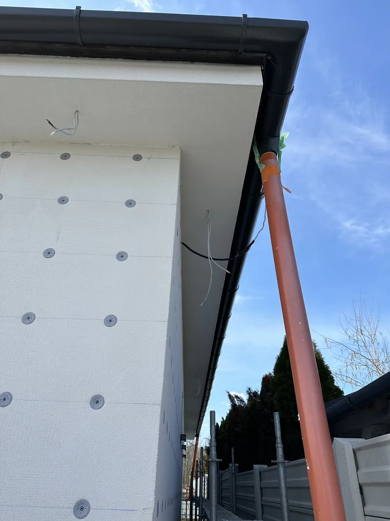 Roh bungalovu s polystyrénom a hmoždinkami pod strešným presahom