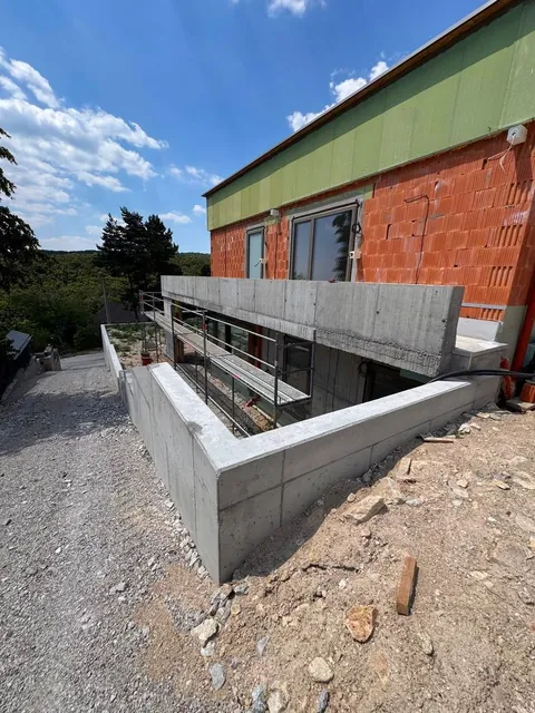 Hrubá stavba s betónovou terasou