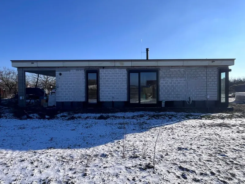 Bungalov s plochou strechou a krytou terasou