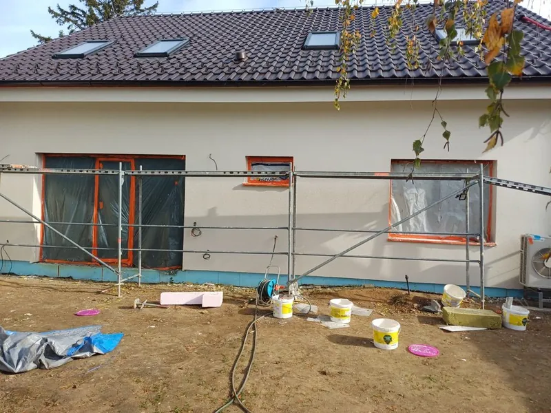 Dom v lešení s novými oknami pred zateplením